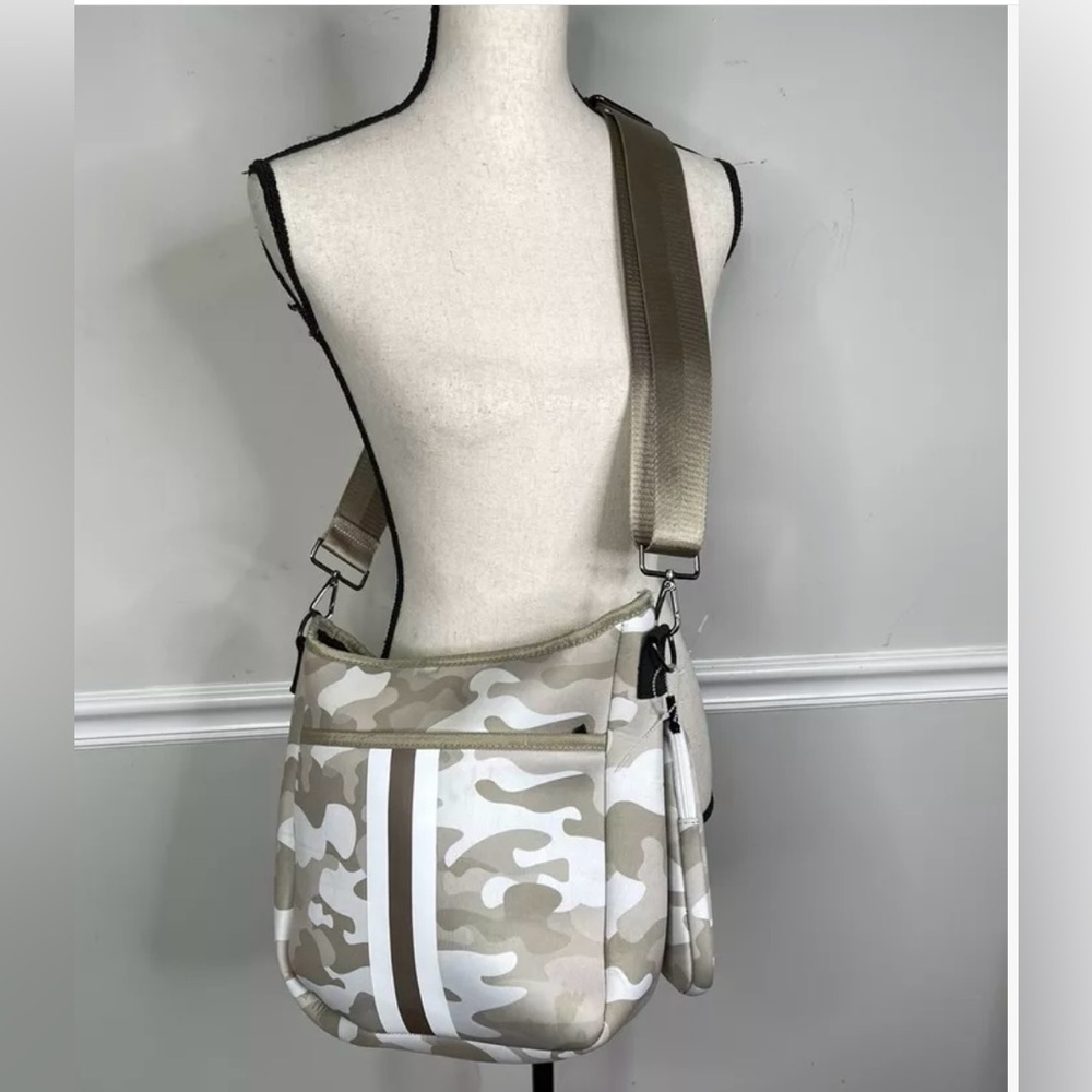 New !! HAUTE SHORE PEYTON
SAHARA Crossbody Purse Neoprene Beige Camo white! ⚡️🔥